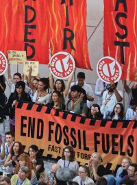 Klimatičtí aktivisté protestují proti používání fosilních paliv v době klimatického summitu COP28