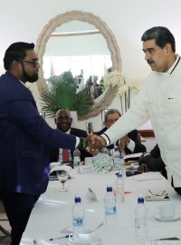 Setkání venezuelského prezidenta Nicoláse Madura a jeho guayanského protějšku Irfaana Aliho v Kingstownu