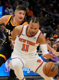 Basketbalista New Yorku Knicks Jalen Brunson bodově ovládl zápas NBA proti Phoenixu