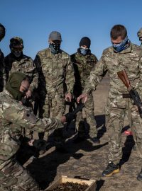 Rekruti ruského dobrovolnického sboru se účastní vojenského cvičení