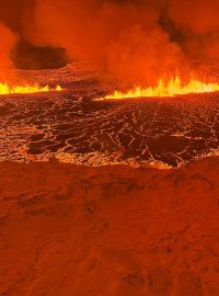 Sopka chrlí lávu a kouř při erupci, severně od Grindaviku, poloostrov Reykjanes