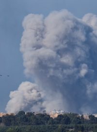 Kouř stoupá v Pásmu Gazy uprostřed probíhajícího konfliktu mezi Izraelem a palestinskou islamistickou skupinou Hamás, pohled z jižního Izraele.