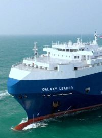 Nákladní loď Galaxy Leader je na této fotografii doprovázena húsíové čluny v Rudém moři