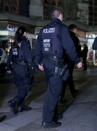 Německá policie, která vyšetřuje teroristickou hrozbu s možným plánem na útok na katedrálu v Kolíně nad Rýnem, zatím nikoho nezatkla a v chrámu ani nenašla nic podezřelého