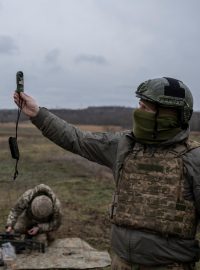 Ukrajinský voják kontroluje rychlost větru v Doněcké oblasti