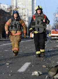 Záchranáři v Kyjevě 29. prosince poté, co Rusko provedlo jeden z největších leteckých úderů na Ukrajinu od začátku války