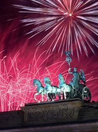 Ohňostroj k příchodu nového roku 2024 nad Braniborskou bránou v Berlíně