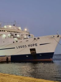 Loď Logos hope je největší plujícím knihkupectvím na světě