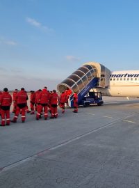 Moravskoslezská část specializovaného hasičského týmu USAR odlétá z letiště v Mošnově