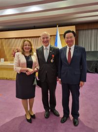 Senátor Pavel Fischer obdržel od tchajwanského ministra zahraničí Josepha Wu Medaili přátelství