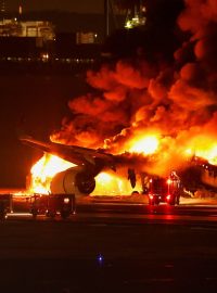 Letadlo Japan Airlines zachvátil na letišti v Tokiu požár