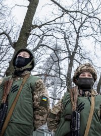 Dobrovolníci, kteří chtějí do ukrajinských ozbrojených sil, se účastní základního výcviku v Kyjevské oblasti
