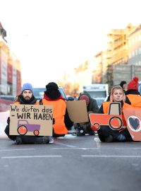 Skupina usilující o radikální přechod k proklimatické politice začala s blokádami silnic v Německu i v Rakousku 24. prosince 2022