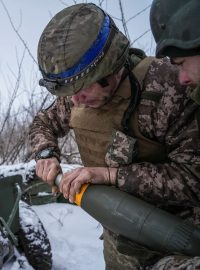 Ukrajinští vojáci připravují dělo k výstřelu