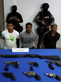 Členové gangu zadržení policií s drogami a zbraněmi
