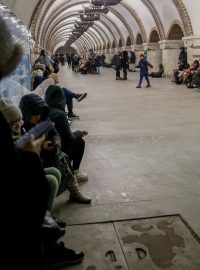 Lidé se ukrývají ve stanici kyjevského metra během leteckého poplachu