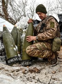 Voják v záporožské oblasti připravuje dělostřelecké granáty ráže 155 mm