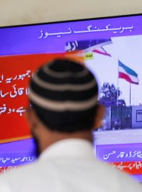 Muž se dívá na televizní obrazovku poté, co pákistánské ministerstvo zahraničí uvedlo, že země provedla údery uvnitř Íránu zaměřené na separatistické bojovníky, dva dny poté, co Teherán uvedl, že zaútočil na základny bojovníků napojených na Izrael na pákistánském území