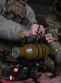 Ukrajinský voják připevňuje RPG granát na dron