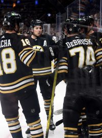 Hokejisté Bostonu slaví gól do sítě Montrealu
