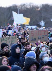 Demonstranti v Mnichově dorazili s transparenty odsuzujícími pravicově extremistické myšlenky (ilustrační foto)