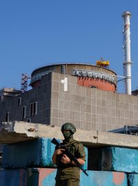 Ruský voják před Záporožskou jadernou elektrárnou