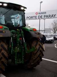 Farmáři pronikli do skladiště pařížského velkoobchodního trhu s potravinami v Rungis