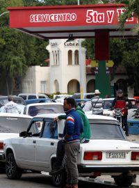 Lidé stojí v koloně, aby natankovali levnější benzín na Kubě před plánovaným zdražením