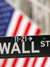 Ulice Wall Street před newyorskou burzou (NYSE) v New Yorku