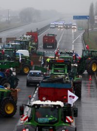 Francouzští zemědělci traktory blokují silnici