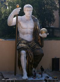 Třináctimetrová replika sochy římského císaře Konstantina ze 4. století