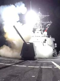 Vypálení střely proti Húsíjským vojenským cílům z lodě amerického námořnictva