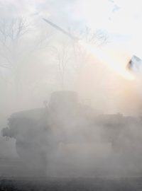 Ukrajinští vojáci 59. samostatné motorizované pěší brigády Ozbrojených sil Ukrajiny pálí z raketometu BM-21 Grad na ruské vojáky poblíž frontové linie uprostřed ruského útoku na Ukrajinu na neznámém místě v Doněcké oblasti