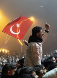 Lidé v oblasti Hatay protestují proti vládním představitelům při ročním výročí zemětřesení v Turecku