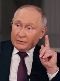 Vladimir Putin ve zhruba dvouhodinovém rozhovoru s americkým moderátorem Tuckerem Carlsonem odmítl, že by Rusko mohlo napadnout i další země východní Evropy