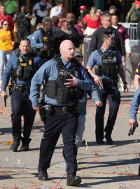 Policie reaguje na střelbu při oslavách vítězství týmu Kansas City Chiefs v Super Bowlu