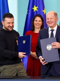 Německý kancléř Olaf Scholz a ukrajinský prezident Volodymyr Zelenskyj v Berlíně podepsali bezpečnostní dohodu