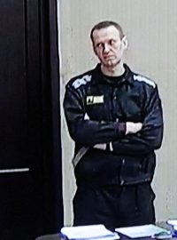 Ruský opoziční vůdce Alexej Navalnyj, obviněný z podvodu a pohrdání soudem, je vidět na obrazovce prostřednictvím videospojení během soudního jednání v nápravně výchovné kolonii IK-2 ve městě Pokrov ve Vladimirské oblasti v Rusku 22. března 2022. Navalnyj si již odpykává dvouapůlletý trest ve vězeňském táboře východně od Moskvy za porušení podmínek podmíněného propuštění