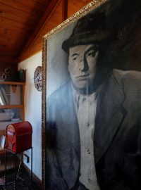 Portrét chilského básníka Pabla Nerudy v jeho muzeu v Isla Negra