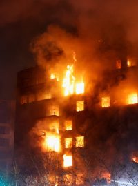 Nejméně čtyři lidé zahynuli při požáru, který ve čtvrtek zachvátil vícepodlažní bytový komplex ve Valencii na jihovýchodě Španělska