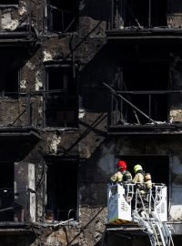 Španělští hasiči pracují na vyklízení vyhořelého domu ve Valencii