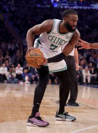 Basketbalisty Bostonu Celtics vedl k výhře nad New Yorkem především Jaylen Brown (vlevo), který v zápase zaznamenal 30 bodů