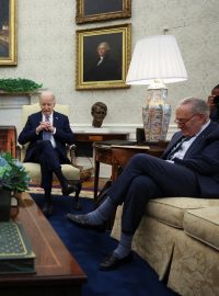 Americký prezident Joe Biden, jeho viceprezidentka Kamala Harris jednají s lídry Kongresu, s Mikem Johnsonem (vlevo) a Chuckem Schumerem