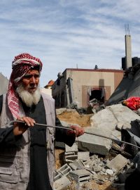 Palestinec na místě izraelského útoku v Rafáhu na jihu Pásma Gazy (fotografie z 1. března 2024)
