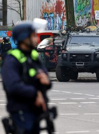 Policie zajišťuje prostor při pátrání po dlouho hledaných členech německé militantní skupiny Frakce Rudé armády