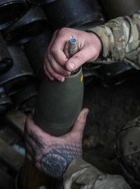 Ukrajinský voják drží dělostřelecký granát