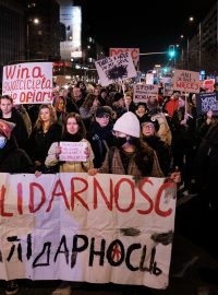 Lidé se účastní vigilie za 25letou uprchlici z Běloruska jménem Liza, která zemřela po napadení, znásilnění a surovém zbití v centru Varšavy, zatímco nikdo z kolemjdoucích nereaguje 6. března 2024
