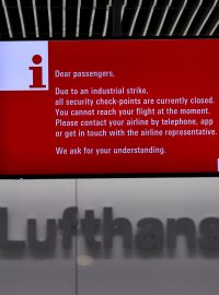 Na obrazovce se zobrazují informace o stávce organizované odborovou organizací Verdi, která uzavřela frankfurtské letiště pro cestující s plánovanými odlety