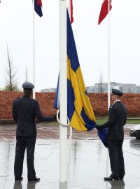 Před sídlem NATO v Bruselu byla slavnostně vyvěšena švédská vlajka