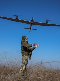 Ukrajinský voják vypouští dron typu Vector
